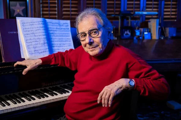 O compositor Lalo Schifrin morreu aos 93 anos, em 26 de junho, nos Estados Unidos, responsável por temas icônicos como Missão: Impossível por Divulgação