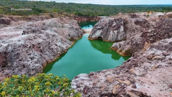 Localizada a aproximadamente 130 km de Brasília, a cidade abriga uma das maiores jazidas de quartzo do mundo