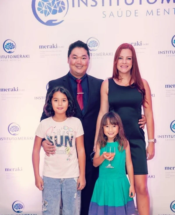 Médico morre afogado ao tentar salvar filhas no mar por Reprodução