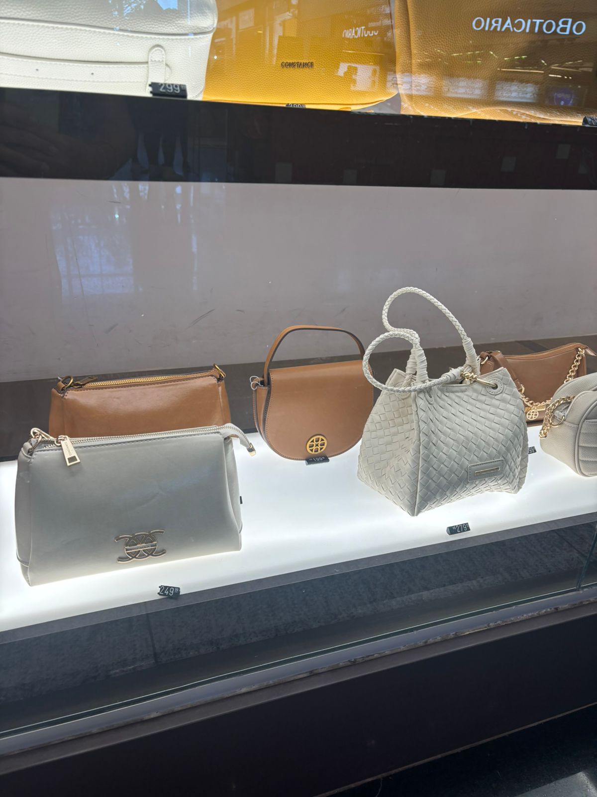 Na Constance do Parque Shopping Bahia, há bolsas de R$199 por Divulgação