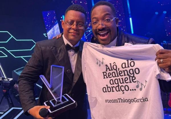 O cantor Thiago Garcia (esq), do time de Mumuzinho, se consagrou como campeão do The Voice Brasil no SBT por Reprodução/Redes Sociais 