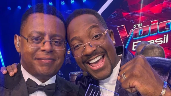 O cantor Thiago Garcia (esq), do time de Mumuzinho, se consagrou como campeão do The Voice Brasil no SBT por Reprodução/Redes Sociais 