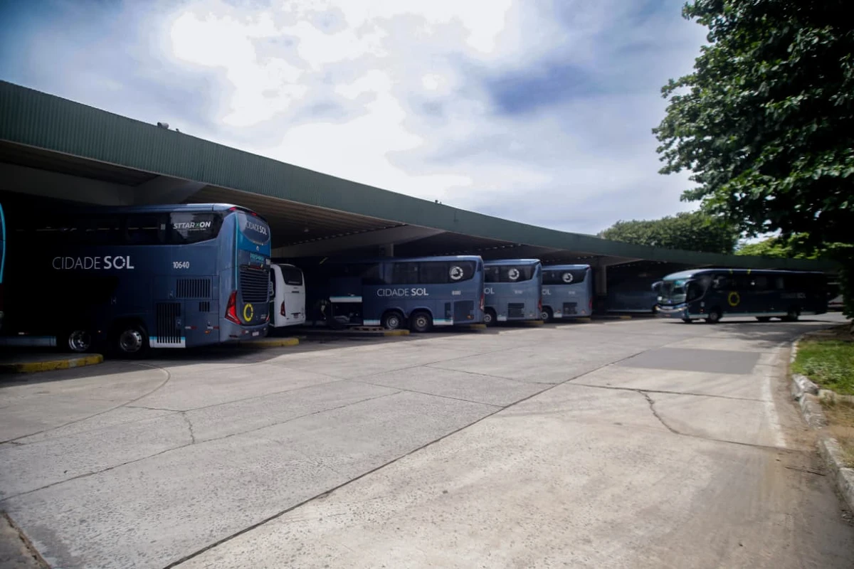 Ônibus no Terminal Rodoviário de Salvador por Arisson Marinho/CORREIO