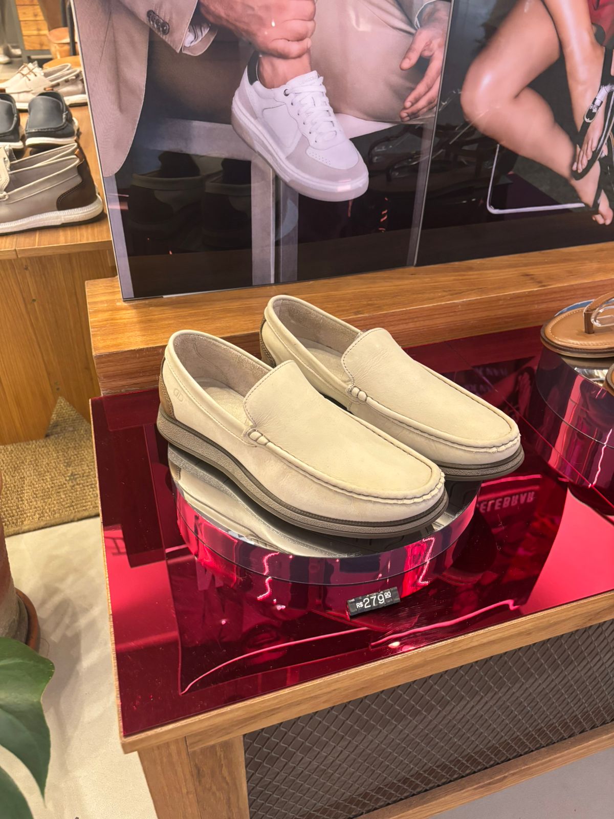 Sapato na Democrata do Parque Shopping Bahia por R$279 por Divulgação