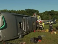 Imagem - Ônibus com 40 passageiros tomba e duas pessoas morrem em rodovia de São Paulo