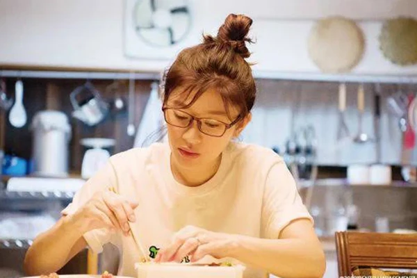 Bento Harassment (2019) – Uma mãe solteira tenta se reconectar com a filha adolescente rebelde por meio dos bentos, marmitas preparadas todos os dias com mensagens, desenhos e pequenas provocações afetuosas. por Reprodução