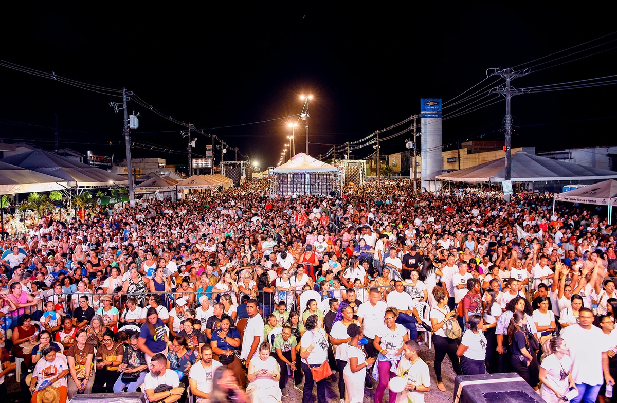 Frei Gilson arrasta multidão por Divulgação