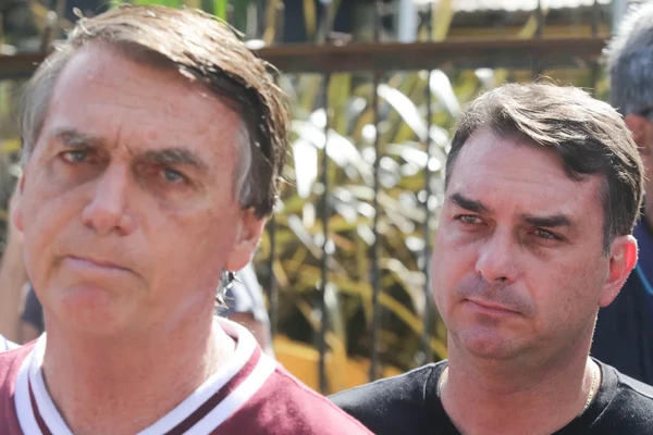 Jair Bolsonaro ao lado do filho mais velho, Flávio por Fábio Vieira/Metrópoles