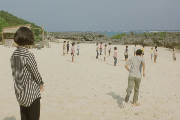 MEGANE Glasses (2005) – Uma mulher viaja para uma ilha remota em busca de tranquilidade. Lá, encontra moradores excêntricos e passa por experiências que a fazem repensar o ritmo, a convivência e o significado das pequenas coisas. por Reprodução