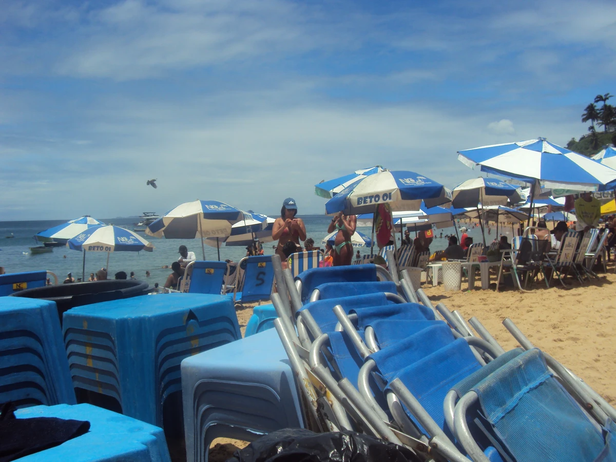 Praia com cadeiras de sol e pessoas
