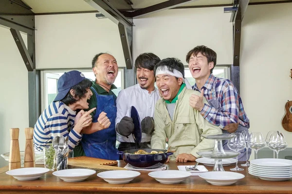 Restaurant From The Sky (2019) – Quando um chef renomado utiliza seus ingredientes em um prato de destaque, ele se inspira a abrir um pequeno restaurante comunitário, dando início a um sonho que une gastronomia, afeto e a força da vida no campo. por Reprodução