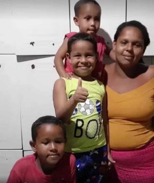  Sabrina de Almeida Lima e os filhos por Reprodução