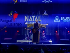 Imagem - Milhares trocam almoço de Natal por Frei Gilson em Salvador; confira fotos do show