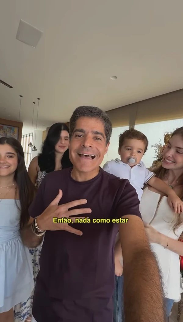 ACM Neto ao lado da família em mensagem de Natal por Divulgação 