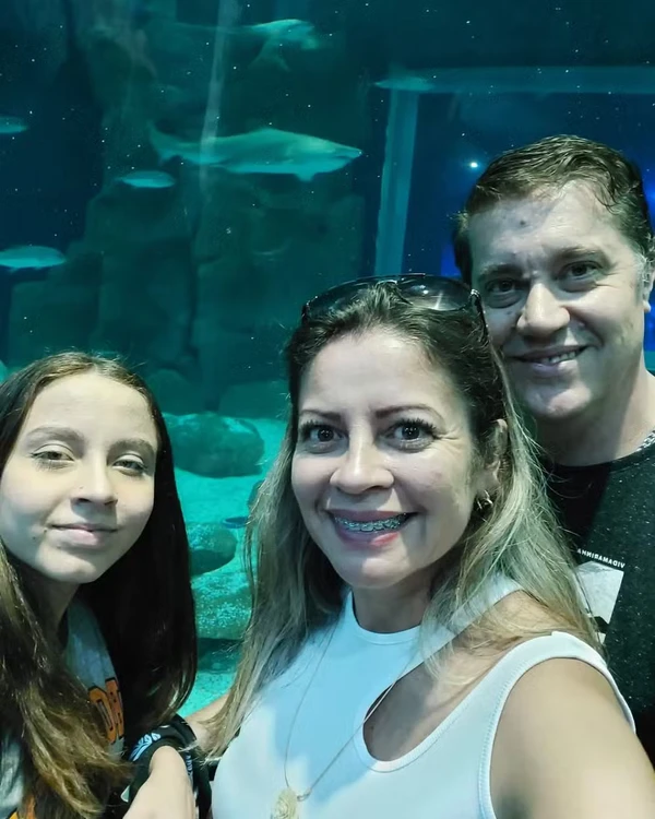 Isabelle Marciniak e os pais por Reprodução