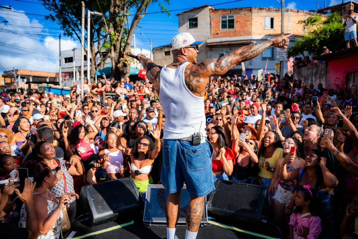 Léo Santana faz show grauito em Salvador
