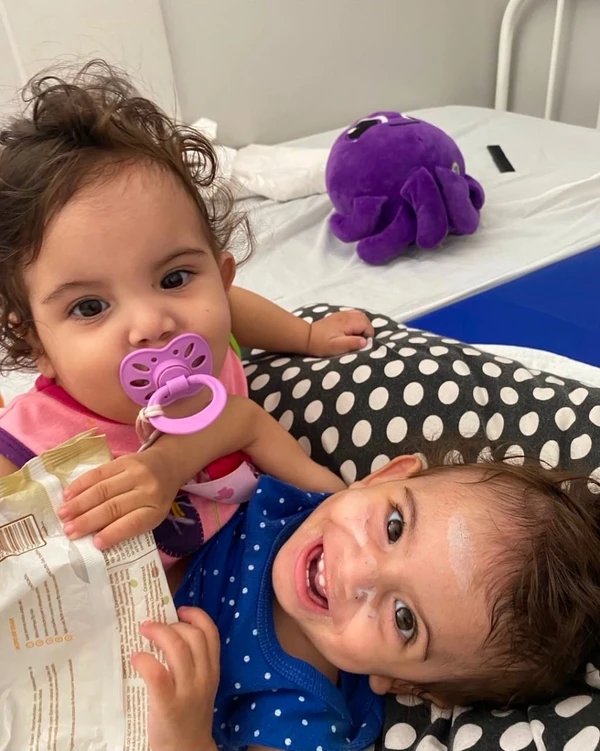 Siamesa que foi separada em Goiânia morre na véspera de Natal: 'Uma dor imensa para todos nós' por Reprodução