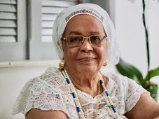 Imagem - Corpo de Mãe Carmen chega ao Terreiro do Gantois para despedida