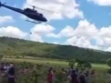 Imagem - Empresário causa polêmica ao lançar carne de helicóptero para moradores de Goiás