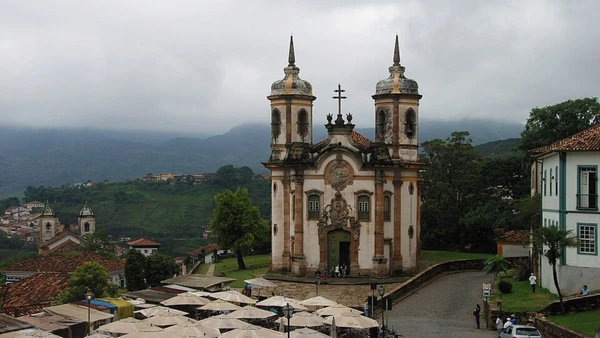 Conheça destinos que trocam o barulho dos fogos pela serenidade das montanhas e cidades históricas 
