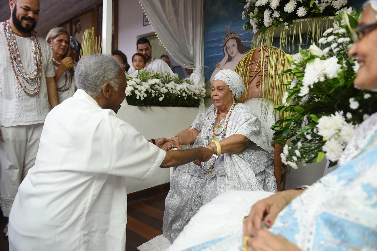 “Que Obatalá nos proteja. Axé”,  se manifestou Gilberto Gil nas redes sociais; na foto, ele e Mãe Carmen no lançamento do CD Obatalá (04.09.2019)    por ARQUIVO CORREIO