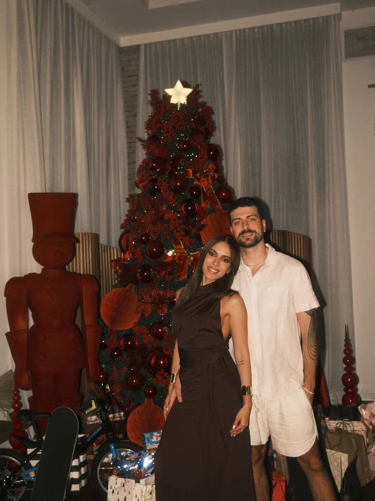 Natal dos Famosos 2025: Anitta e o namorado, Ian Bortolanza por Reprodução/Redes Sociais 