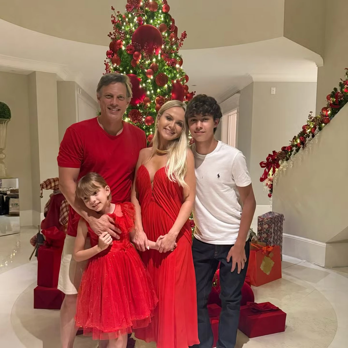 Natal dos Famosos 2025: Eliana, o marido Adriano Ricco, os filhos Manuela e Arthur por Reprodução/Redes Sociais 