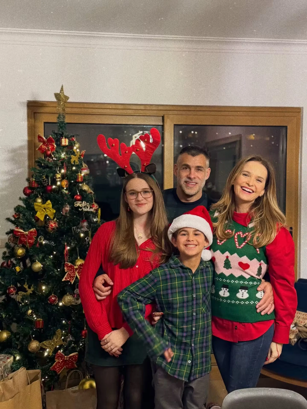 Natal dos Famosos 2025: Fernanda Rodrigues, Raoni Carneiro e os dois filhos Luísa e Bento por Reprodução/Redes Sociais 