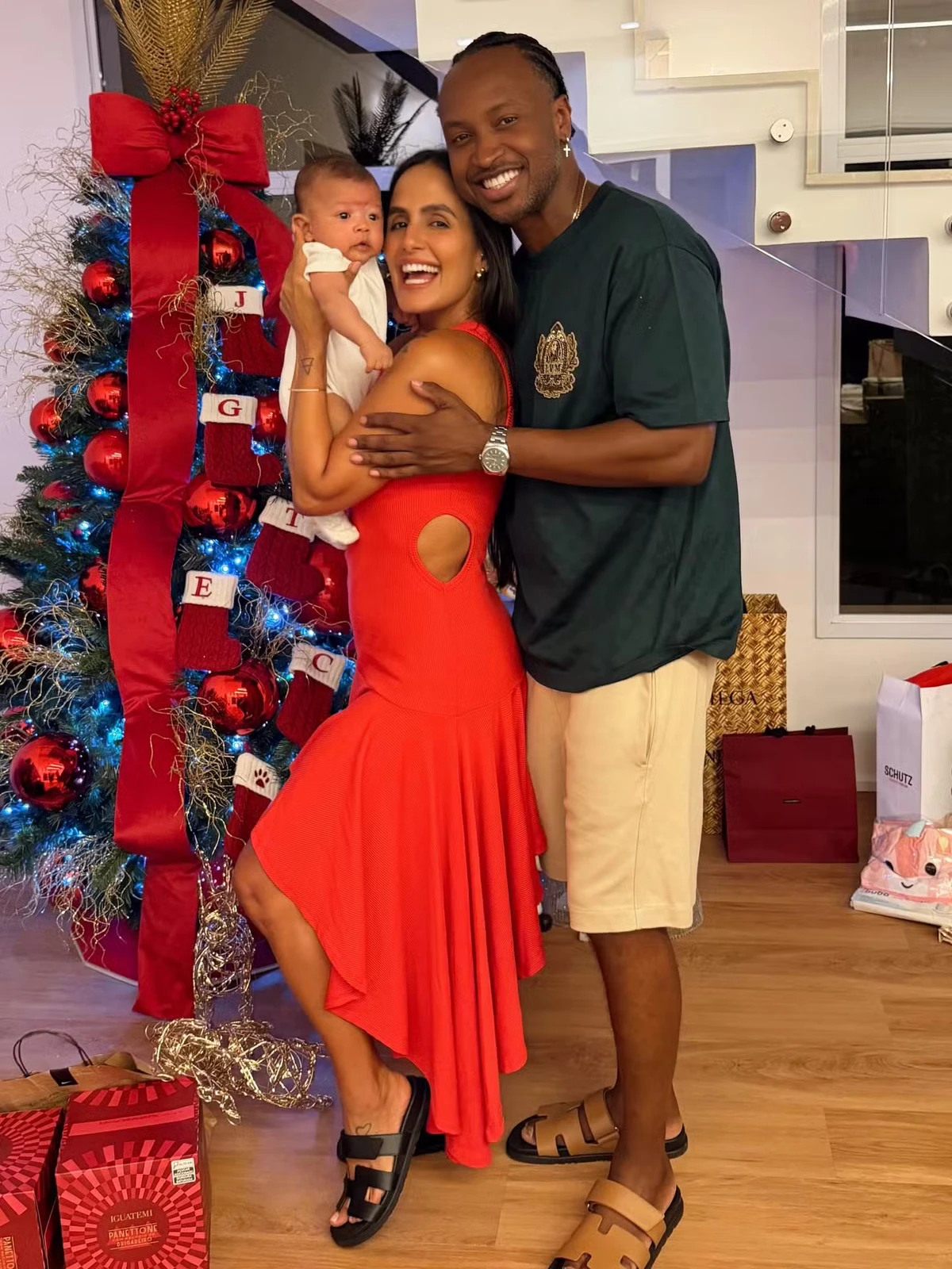 Natal dos Famosos 2025: Thiaguinho, Carol Peixinho e o filho Bento por Reprodução/Redes Sociais 