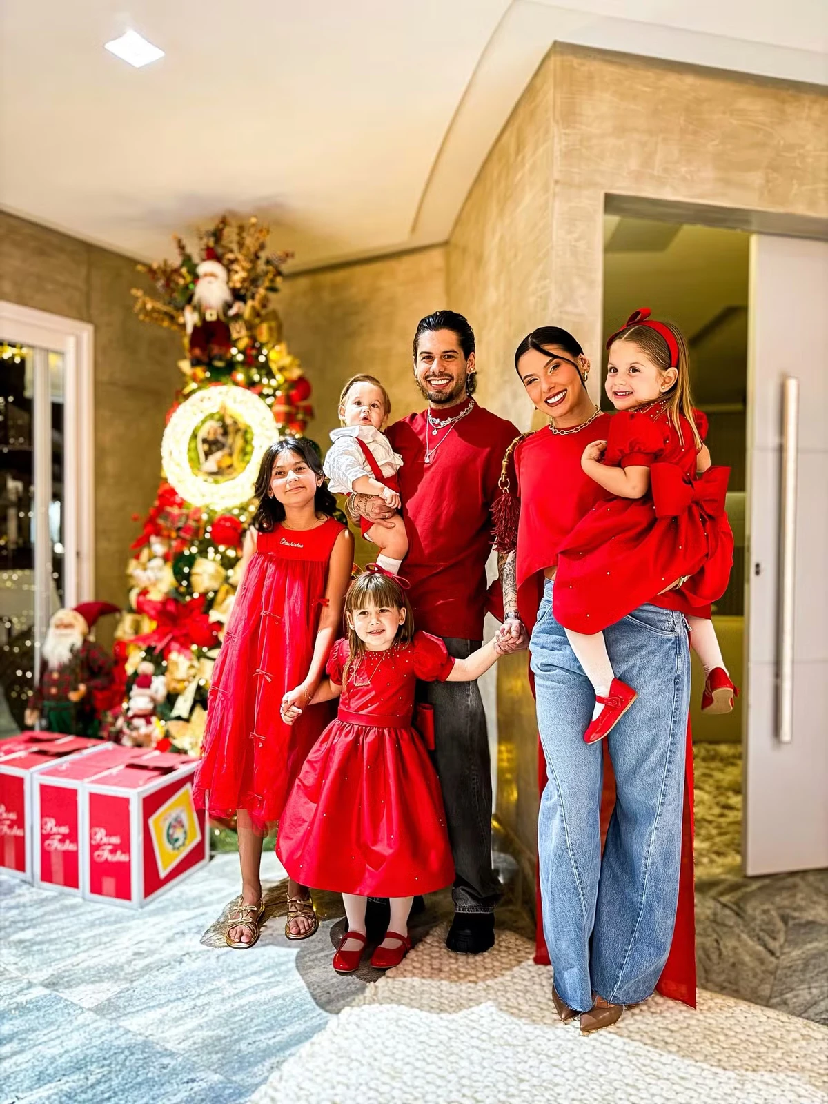 Natal dos Famosos 2025: Zé Felipe com seus filhos e Ana Castela  por Reprodução/Redes Sociais 