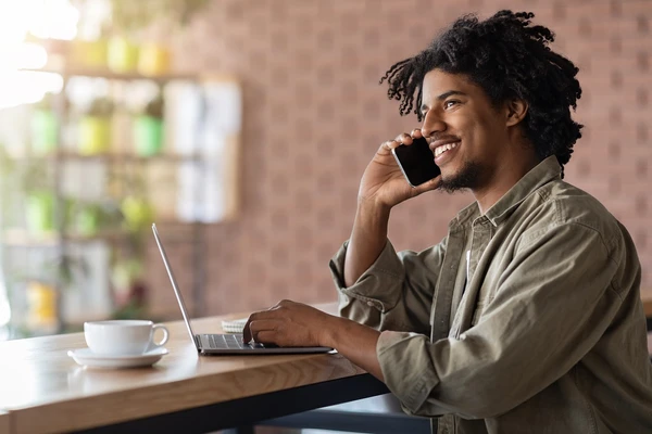 O modelo tem crescido, impulsionado pela busca por flexibilidade, autonomia e renda extra