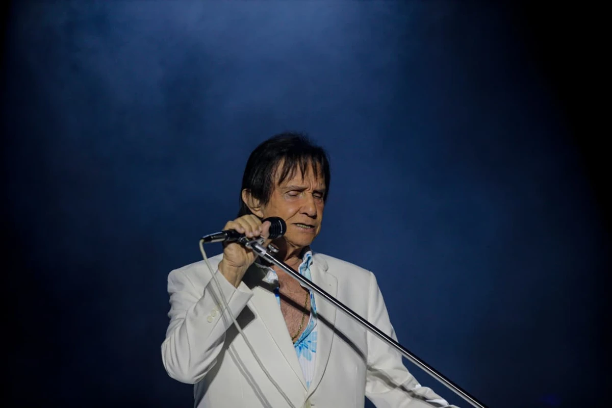 Roberto Carlos mobiliza e emociona fãs durante show em Salvador por Arisson Marinho/CORREIO