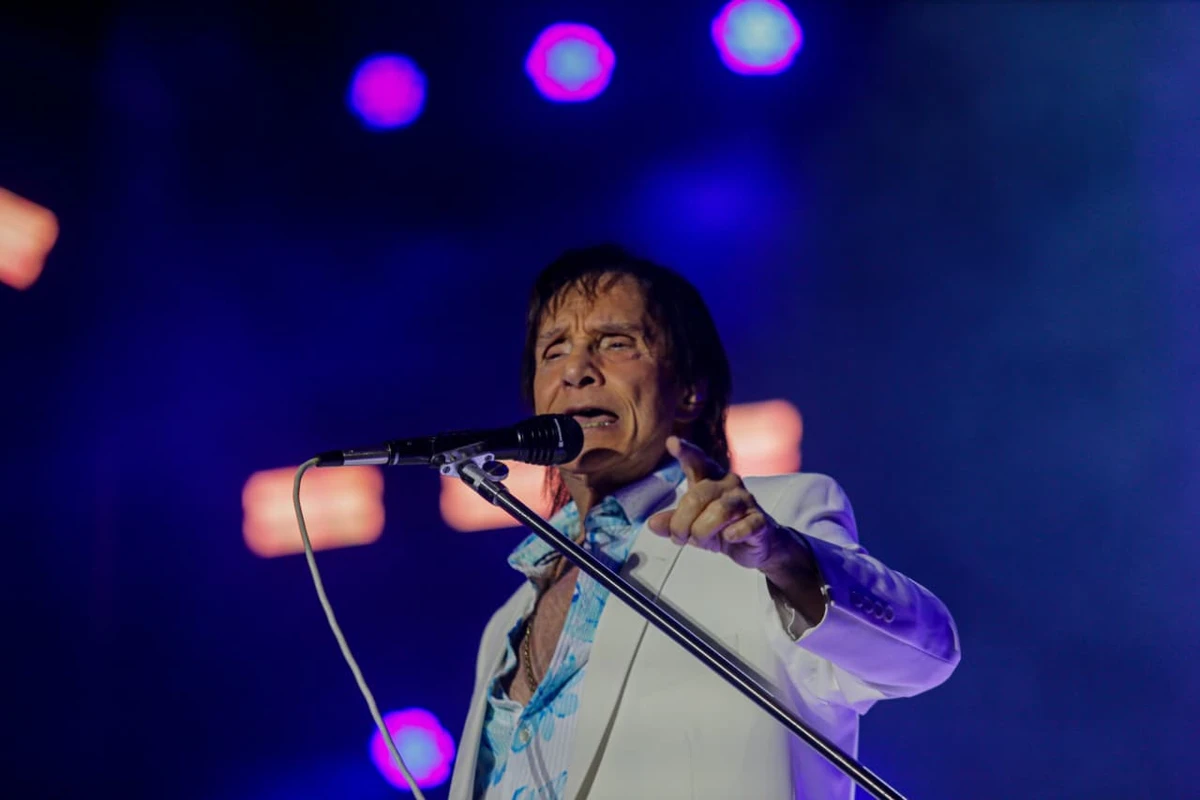 Roberto Carlos mobiliza e emociona fãs durante show em Salvador por Arisson Marinho/CORREIO