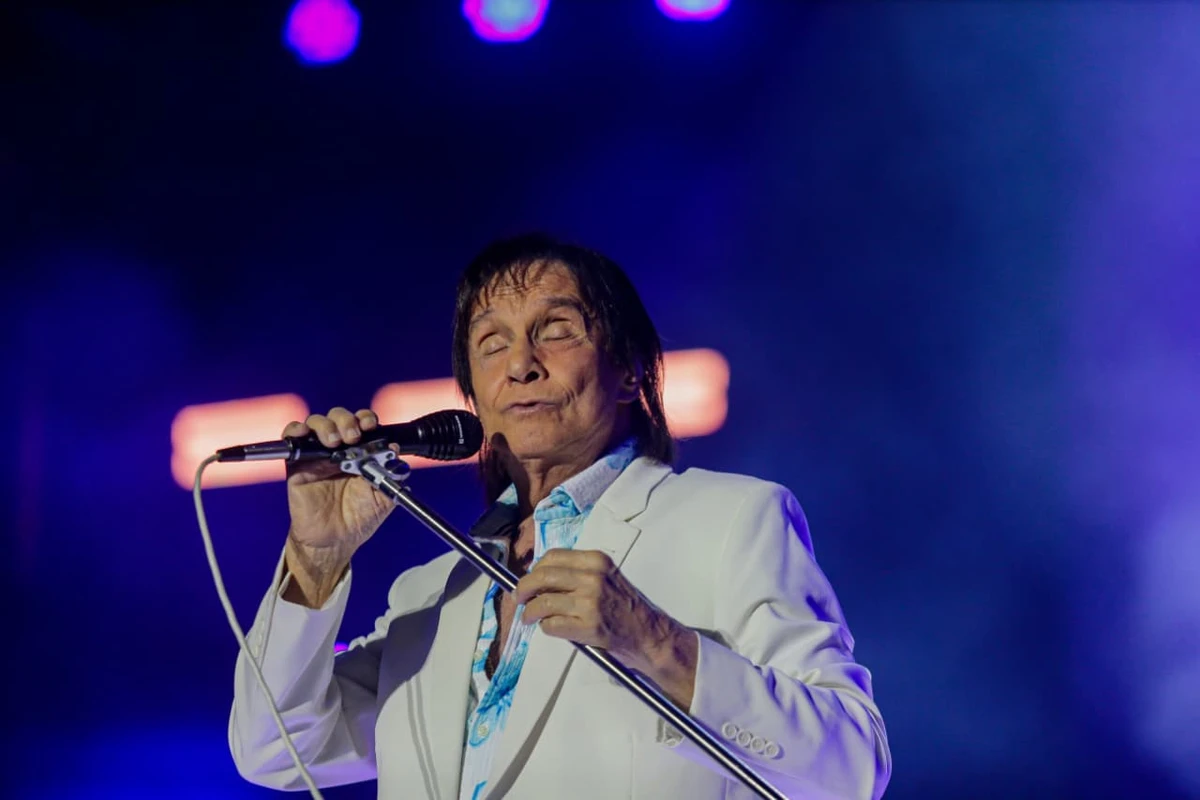 Roberto Carlos mobiliza e emociona fãs durante show em Salvador por Arisson Marinho/CORREIO