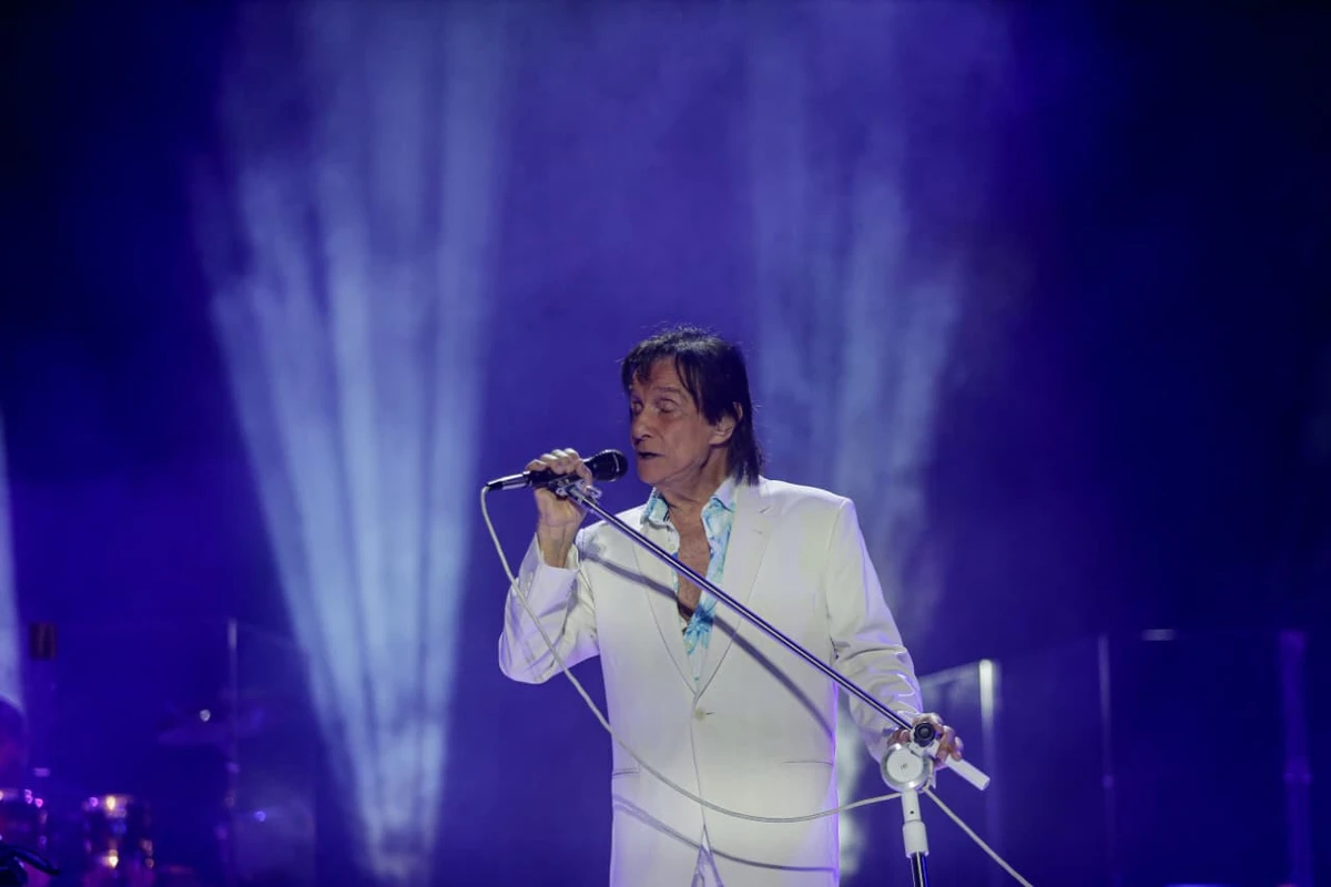 Roberto Carlos mobiliza e emociona fãs durante show em Salvador por Arisson Marinho/CORREIO