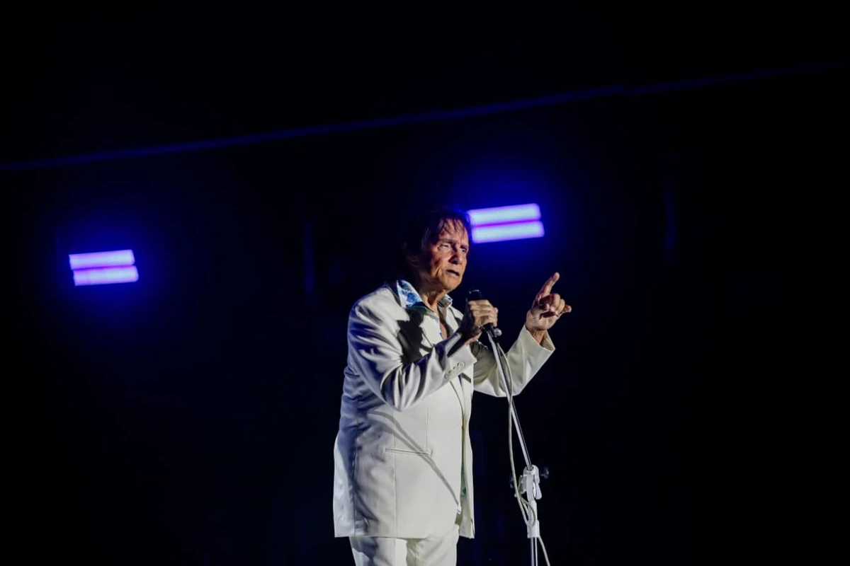 Roberto Carlos mobiliza e emociona fãs durante show em Salvador por Arisson Marinho/CORREIO