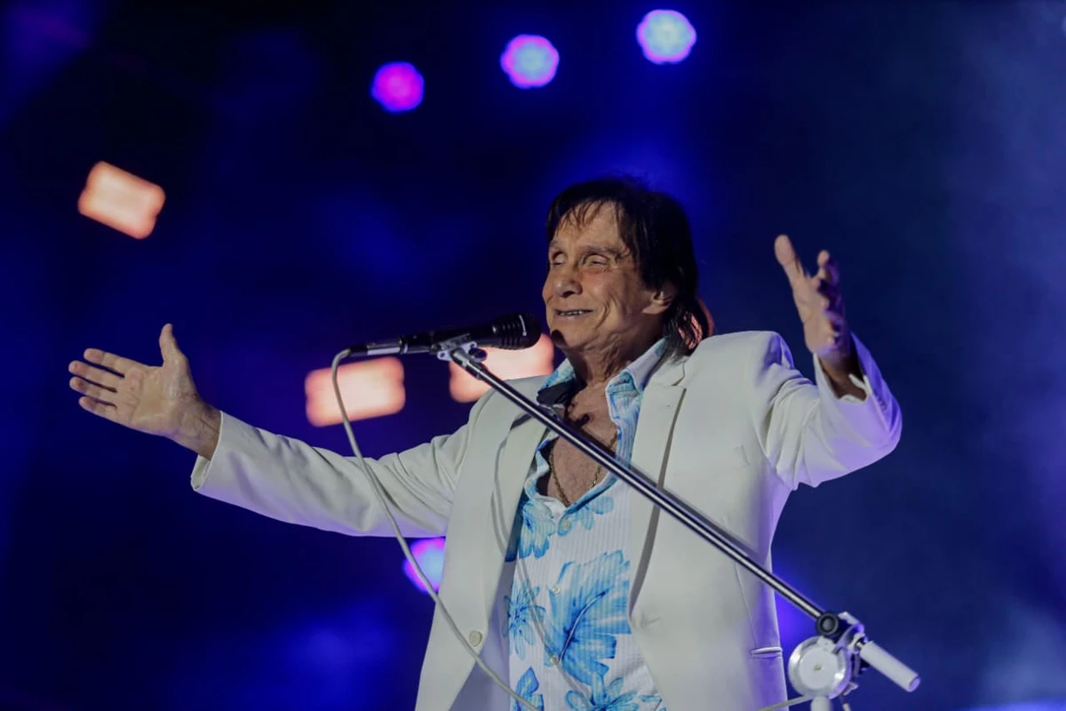 Roberto Carlos mobiliza e emociona fãs durante show em Salvador por Arisson Marinho/CORREIO