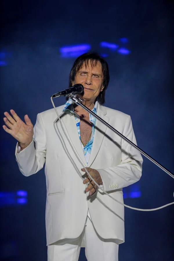 Roberto Carlos mobiliza e emociona fãs durante show em Salvador por Arisson Marinho/CORREIO