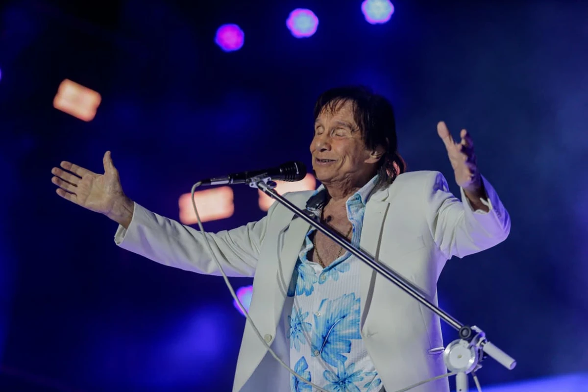 Roberto Carlos mobiliza e emociona fãs durante show em Salvador por Arisson Marinho/CORREIO