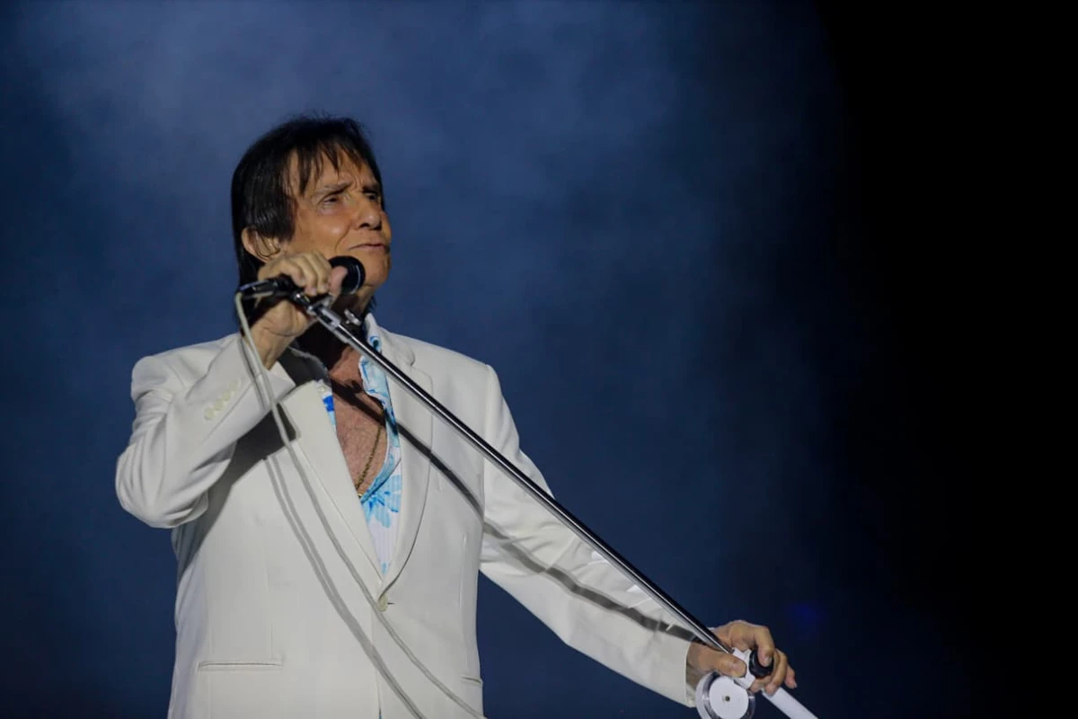 Roberto Carlos mobiliza e emociona fãs durante show em Salvador por Arisson Marinho/CORREIO