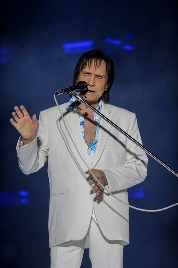 Roberto Carlos mobiliza e emociona fãs durante show em Salvador por Arisson Marinho/CORREIO