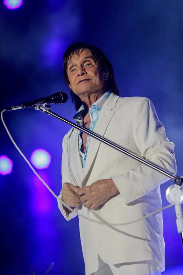 Roberto Carlos mobiliza e emociona fãs durante show em Salvador por Arisson Marinho/CORREIO