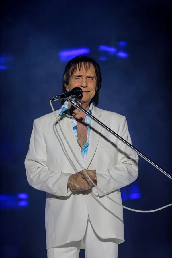 Roberto Carlos mobiliza e emociona fãs durante show em Salvador por Arisson Marinho/CORREIO