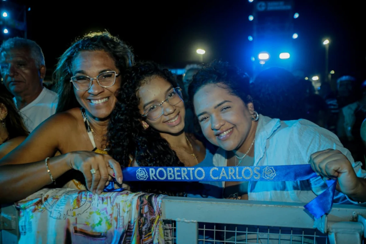 Roberto Carlos mobiliza e emociona fãs durante show em Salvador por Arisson Marinho/CORREIO
