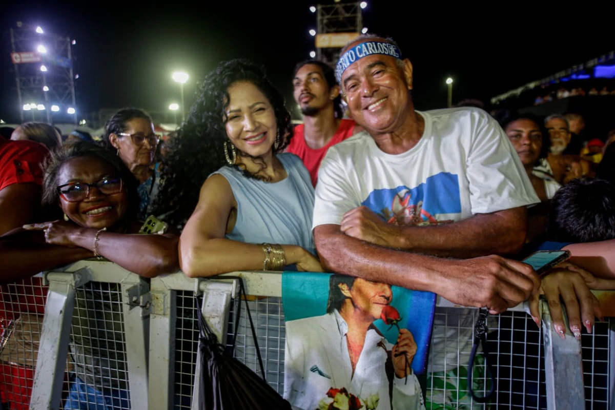 Roberto Carlos mobiliza e emociona fãs durante show em Salvador por Arisson Marinho/CORREIO
