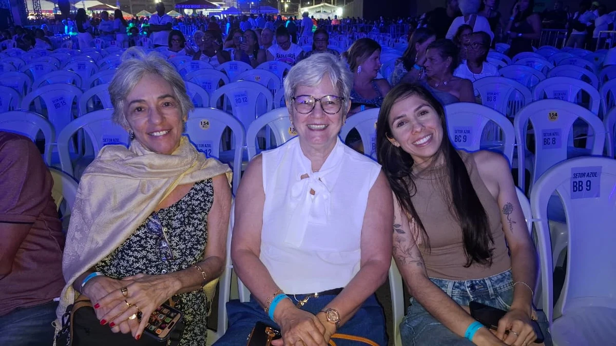 Roberto Carlos mobiliza e emociona fãs durante show em Salvador por Arisson Marinho/CORREIO