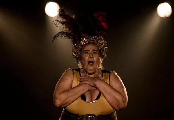 Teuda Bara em cena, em foto de 2024 por Luiza Palhares