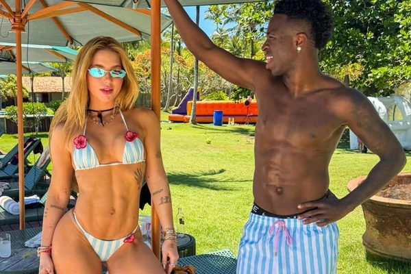 Virginia e Vini Jr. posam em Trancoso