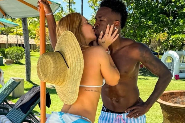 Virginia e Vini se beijam em Trancoso por Reprodução