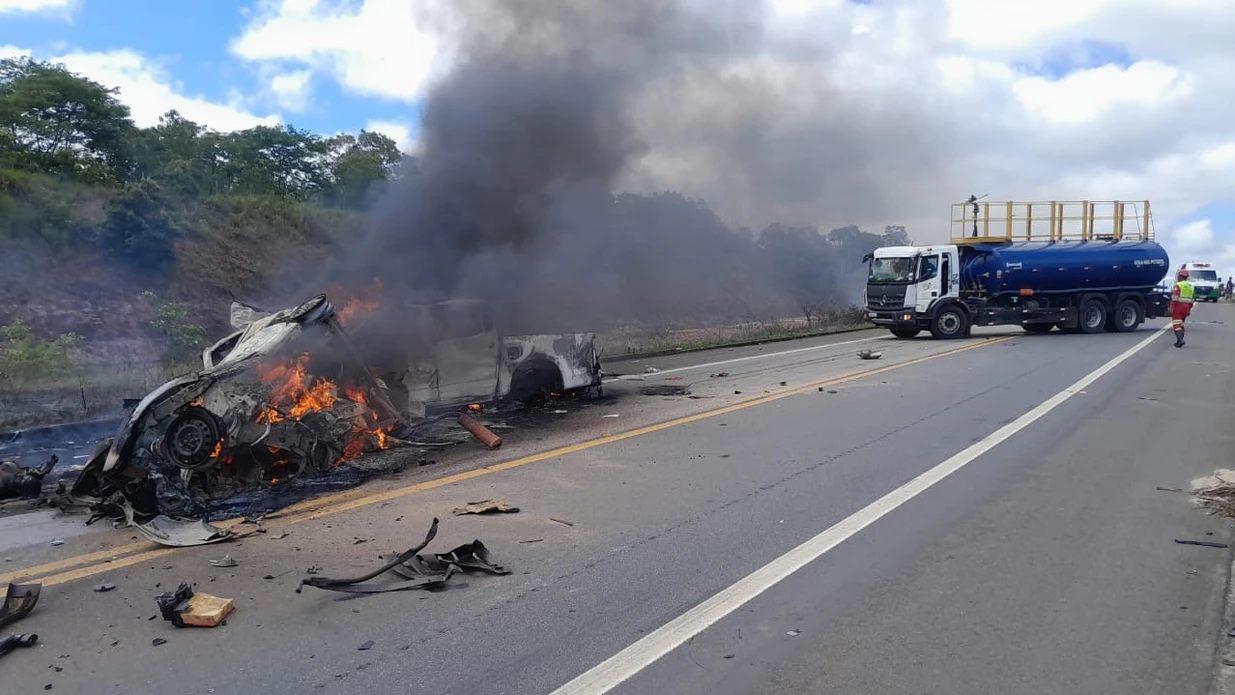 Imagem - Dez pessoas morrem em acidente na Bahia após carros baterem de frente e pegar fogo